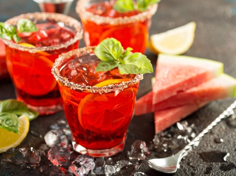 Orzeźwiający napój arbuzowo–bazyliowy z limonką